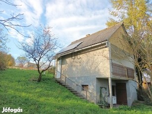 A Balatontól alig 10 km-re, Karmacs szőlőhegyén felújított, lakható he