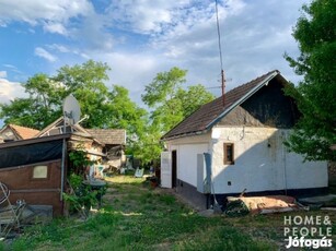 Kis ház Bakson eladó vagy akár építési teleknek!