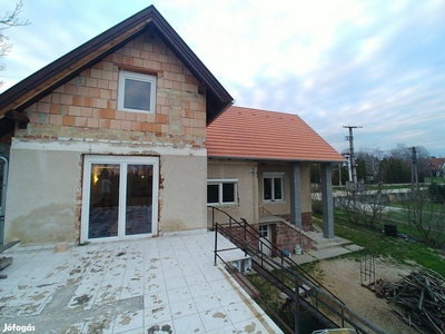 Zánkán két lakóegységes, befejezésre váró családi ház eladó - Zánka, Veszprém - Ház