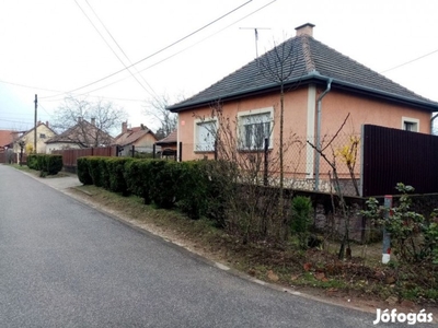 Dunakeszi, Rákóczi út közeli utca, 83 m2-es, 2 generációs, családi ház