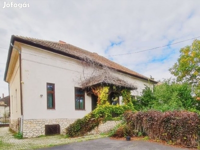 Eladó 306 m2 családi ház, Pápa