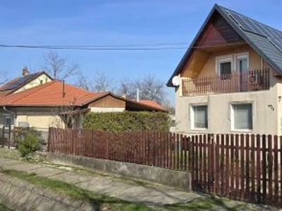 Eladó Ház, Fejér megye Pusztaszabolcs Pusztaszabolcs Velencéhez közelebbi részén, 2 szintes, tetőtérben beépített, családi ház eladó!