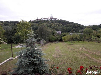 Eladó panorámás telek, ház és pince Pannonhalmán