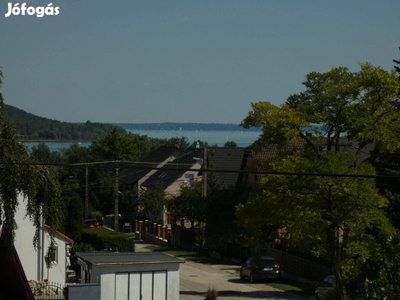 Eladó tágas, panorámás családi ház a Balaton északi partján