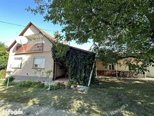 Szandaszőlős 148 m2+ 51 m2 alsóépület, több állásos garázzsal családi