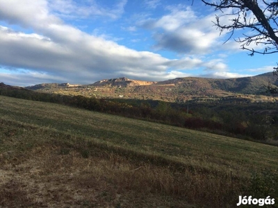 Csendes nyugodt környezetben, örök-panorámás telek eladó