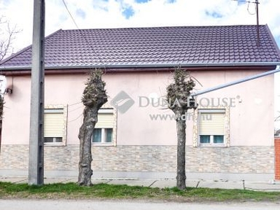 Eladó Ház, Tolna megye, Simontornya - Simontornyán központ közeli családi ház, udvari kis apartmannal, gondozott kerttel eladó!
