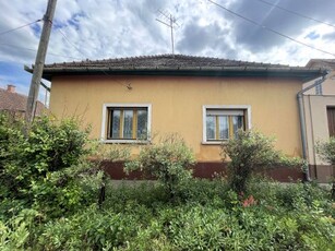 Eladó Ház, Bács-Kiskun megye Kecskemét Rendőrfaluban, a belvároshoz közeli részen, 105 nm-es családi ház várja új lakóit!