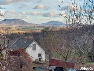 Erdő közeli nyaraló a Balaton második vonalában Lesenceistvándon