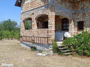 Szőlőhegyi Épület hatalmas telekkel eladó