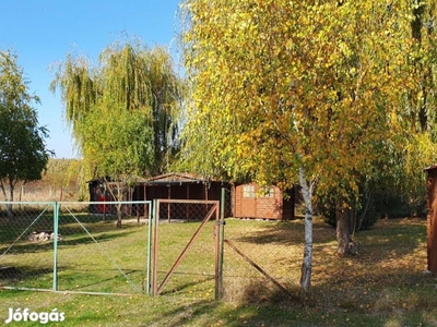 Abádszalók üdülőtelek, telek faházakkal eladó!