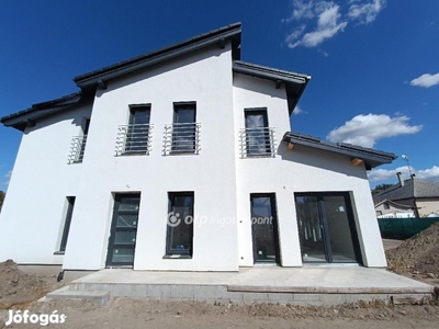 97 nm-es ház eladó Velence