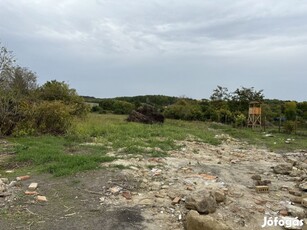 Balatontól 7 km. távolságra, Csajág központjában, nagy méretű építési