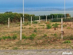 Csodálatos panorámával rendelkező építési telek eladó Balatonszárszón