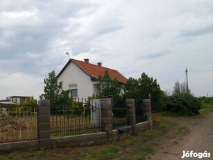 Debrecen, Kormorán utca, felújított családi ház, nagy telekkel eladó!