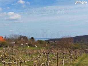 Eladó részpanorámás nyaralóház, hatalmas telekkel Balatonalmádiban