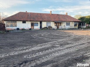 Kiskunhalas Szent József iskola közelében nagy telken felújítandó ház!