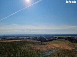 Pákozdi 851 nm-es telek eladó