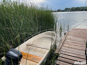 Vízparti nyaraló, önellátó napelemes árammal