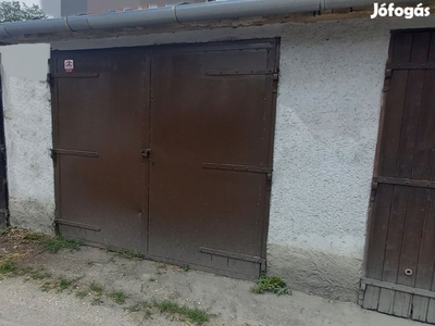 Győr-Belvárosban garázssoron lévő, önálló, tégla építésű garázs eladó.