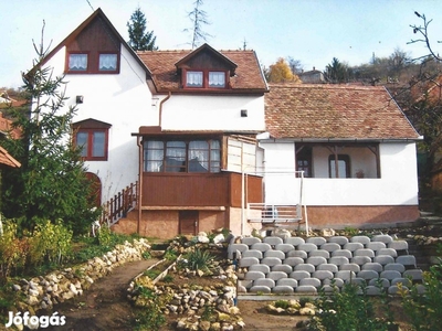 Pécs Tettye panorámás családi ház nagy kerttel