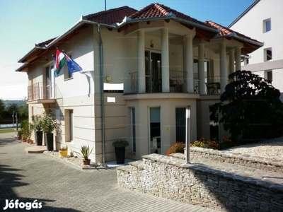 Hévíz, Belváros, 280 m2-es, családi ház, 6 szobás, felújított /