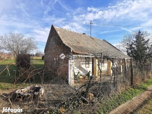 Eladó zártkerti telek présházzal Cserdi Szőlőhegyen