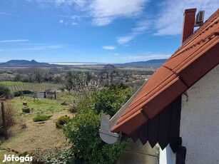 Kiemelkedő ajánlat! Elvehetetlen panorámájú nyaraló a Szent György-heg