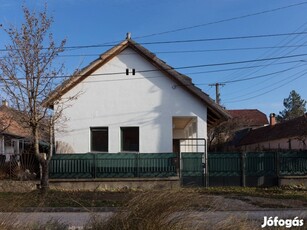 Sukorón jó állapotú parasztház eladó