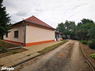 Ménfőcsanakon családi ház dupla telken eladó!