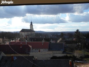 Sümegen panorámás lakás! Felújított jó fogás!