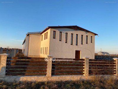 Kunhegyes, ingatlan, üzleti ingatlan, 1200 m2, 139.000.000 Ft