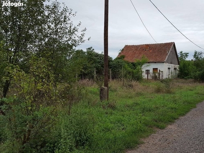 Önerővel részletre is eladó erősen felújítandó/bontandó ház telekkel!