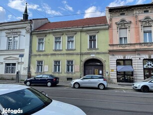 Miskolc belvárosában a Városház téren két szobás lakás eladó