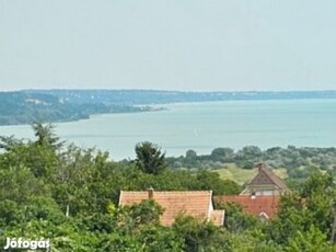 Balatonalmádiban panorámás lakás, duplagarázzsal eladó