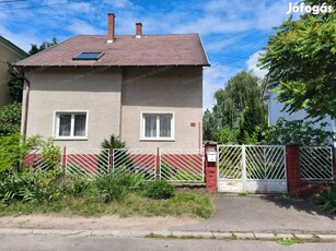 Győr-Nádorvárosban a Téglavető utcában családi ház dupla garázzsal,