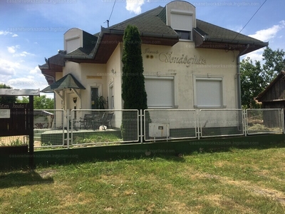 Eladó szálloda, hotel, panzió - Alattyán, Szent István út 39.