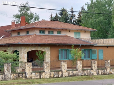 Balatonföldvári panorámás mediterrán villa eladó!