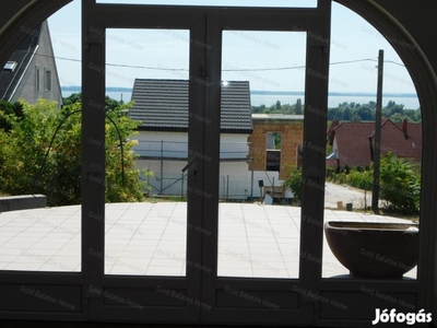 Erdő alatti, impozáns, panorámás családi ház Vonyarcvashegyen