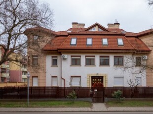 Eladó téglalakásDebrecen, Tetőtér