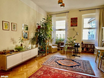 Napfényes, legfelső emeleti, szép állapotú lakás a Palotanegyedben - VIII. kerület, Budapest - Lakás