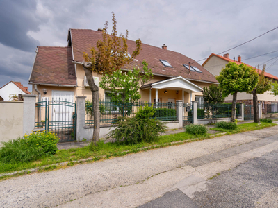 Eladó átlagos állapotú ház - Veszprém