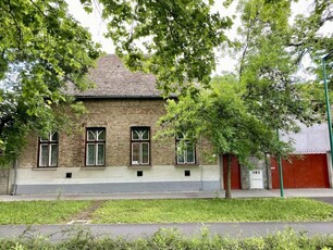 Eladó családi ház Makó, Deák Ferenc utcai ház és presszó eladó