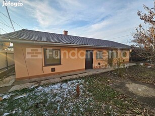 Mezőtúron 45m2-es, 1egész+1félszobás családi ház eladó