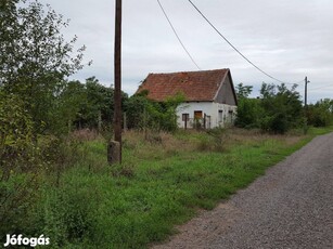 Telek eladó bontandó házzal!