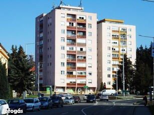 Városház téri. 1 emeleti, felújított , 2 szobás, erkélyes lakás