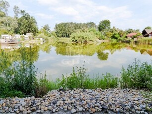 Eladó nyaraló Dunakeszi, Tőzeg horgásztónál vízparti ház