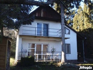 Balatonra panorámás kétszintes ház eladó a strand közelében!