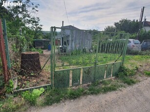 Eladó nyaraló/telek