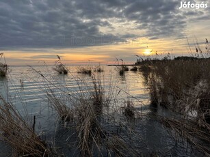 Közvetlen VÍZPARTI telekrész, stég használattal eladó BALATONAKALIBAN!